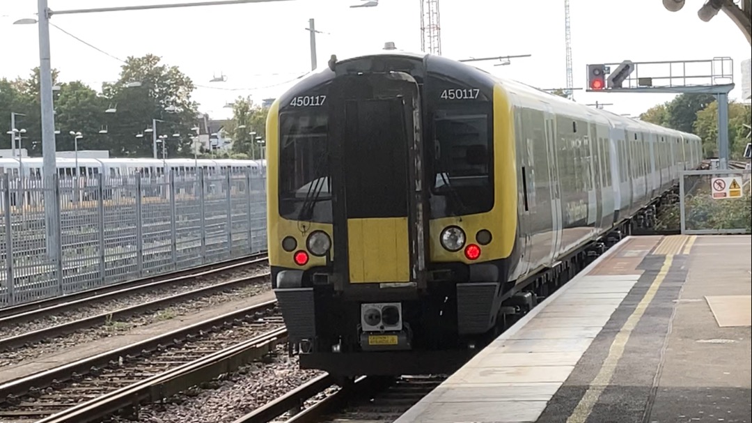 Theo555 on Train Siding: The last few photos from my London Trip, on Saturday afternoon I went on a SWR Class 450 and a London Overground Train, that's all
I did...