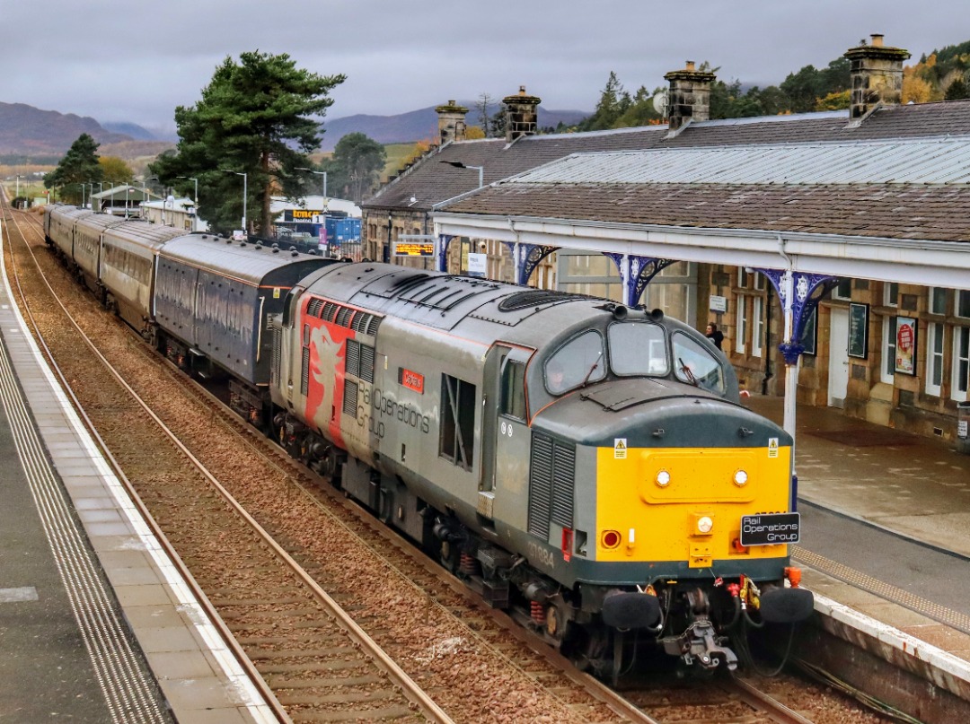 The Jamster on Train Siding: ROG 37884 passing Kingussie with the very late running 5S02 0721 Carlisle to Inverness which consisted of HST carriages from
Wolverton...