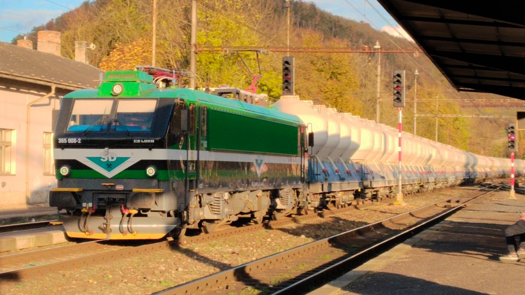 Davca ☑️ on Train Siding: Spotting in this day , first foto pkp Cargo locomotive "brejlovec", second foto Skanska locomotive "kocour",
third foto sd kolejová...