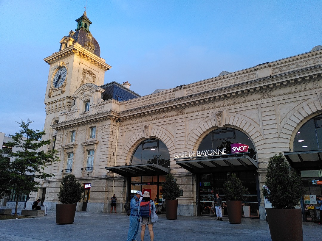 Rafael on Rails on Train Siding: Recent trip from London to Spain, taking the Intercité de Nuit from Paris Austerlitz to Bayonne and the Euskotren to
cross the...