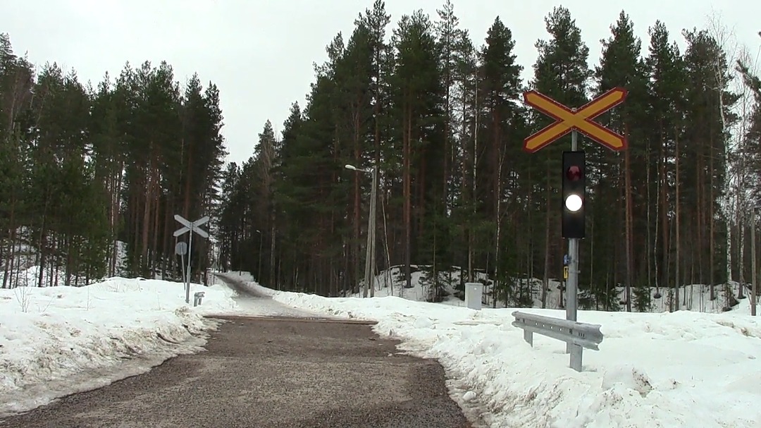 Trains & level crossings from Finland on Train Siding: Freight train T 2858 passes Kalliojärvenkatu level crossing in Heinola, Finland 28.3.2021