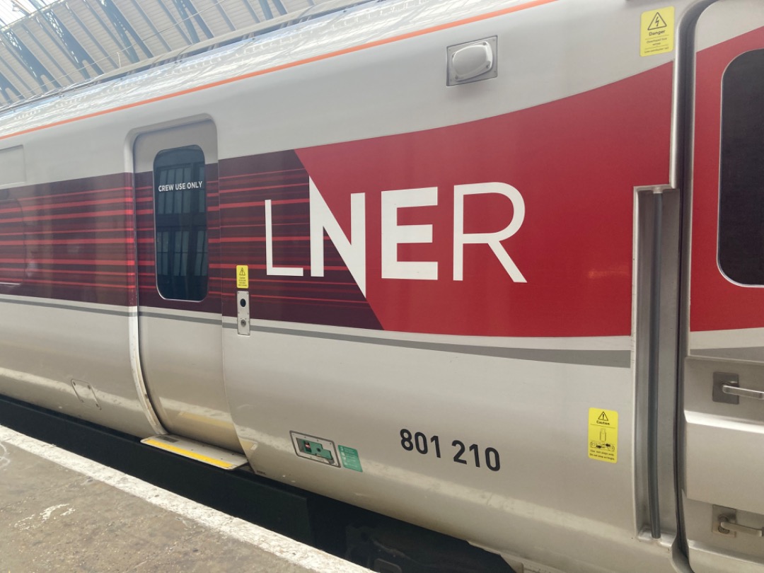 Theo555 on Train Siding: 3rd and final post for this London trip, and this leg was absolutely epic as I took my first trip onboard an LNER Azuma, always wanted
to ride...