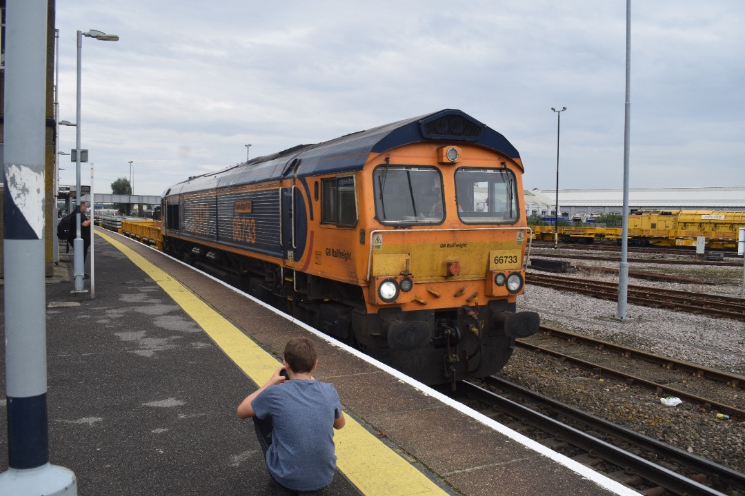 Hardley Distant on Train Siding: CURRENT: 66733 'Cambridge PSB' passes through Eastleigh Station today with the 6G14 13:01 Eastleigh East Yard to
Tinsley Green...