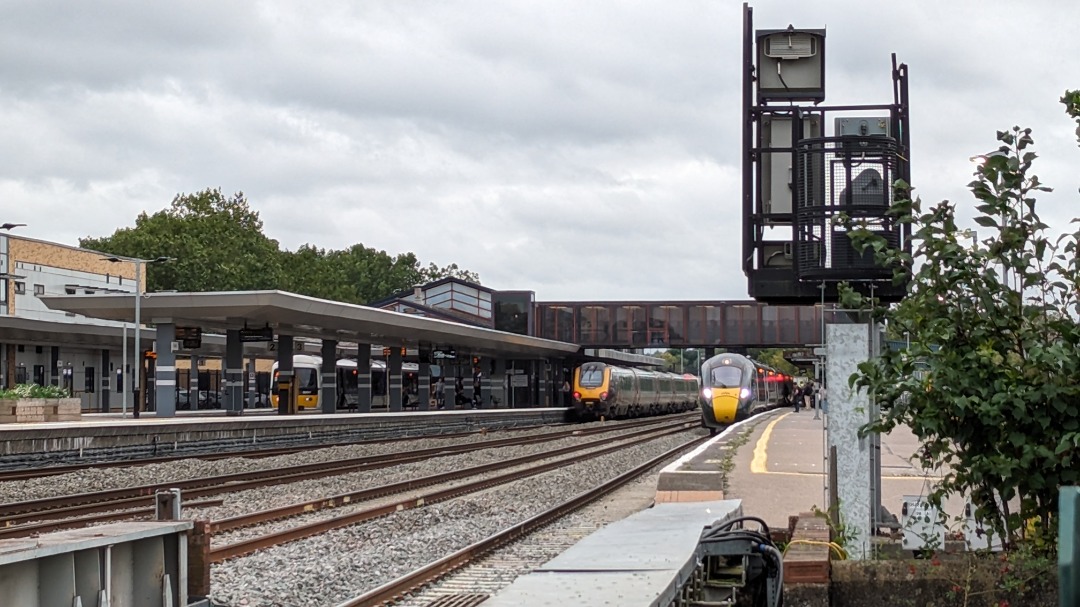 Stephen Hack on Train Siding: Cross Country 221127 arrives into Oxford heading to Reading working 1V89 1236 service from Newcastle.