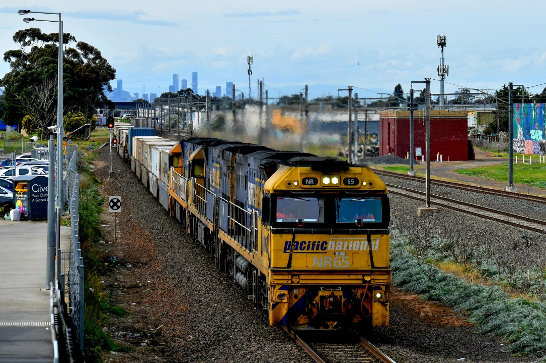 Shawn Stutsel on Train Siding: Pacific National's NR65, NR92, and NR66 races through Williams Landing, Melbourne with 6MP4, Intermodal Service bound for
Perth, Western...