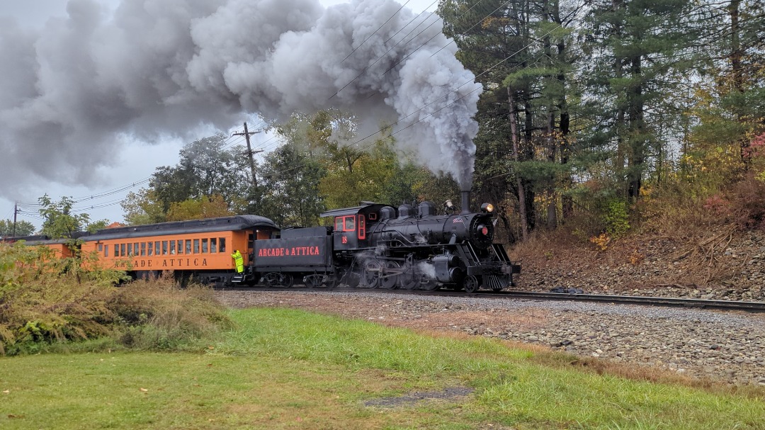 CaptnRetro on Train Siding: Leaving town in a rainy haze - Arcade & Attica #18 makes it's way across the bridge and past the old toy factory on its way
out of town....