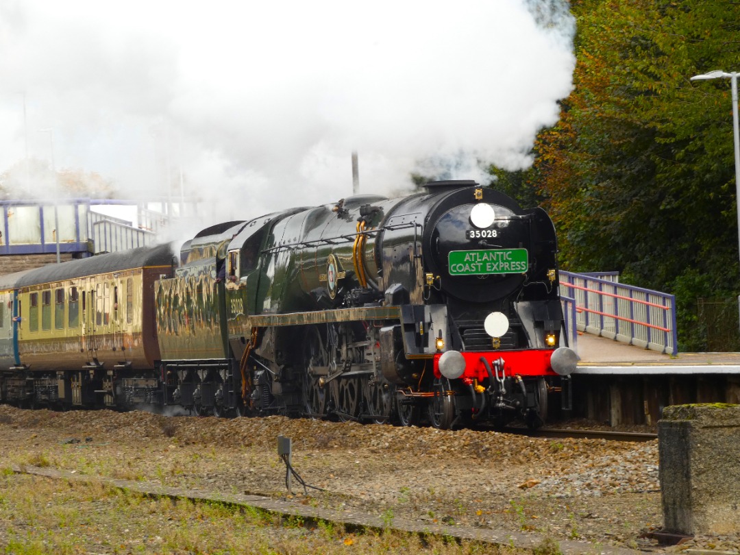 Jacobs Train Videos on Train Siding: #35028 'Clan Line' is seen powering through Exeter Central station today working a railtour from London Waterloo
to Exeter St Davids