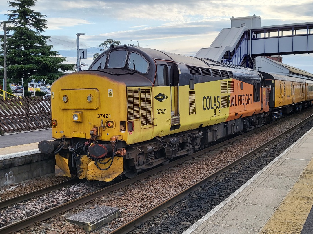 Ryan Watson on Train Siding: 37421 at Scunthorpe on 1Q68 Doncaster CHS - Derby RTC (37612 on rear). Can't beat a tractor 💙.