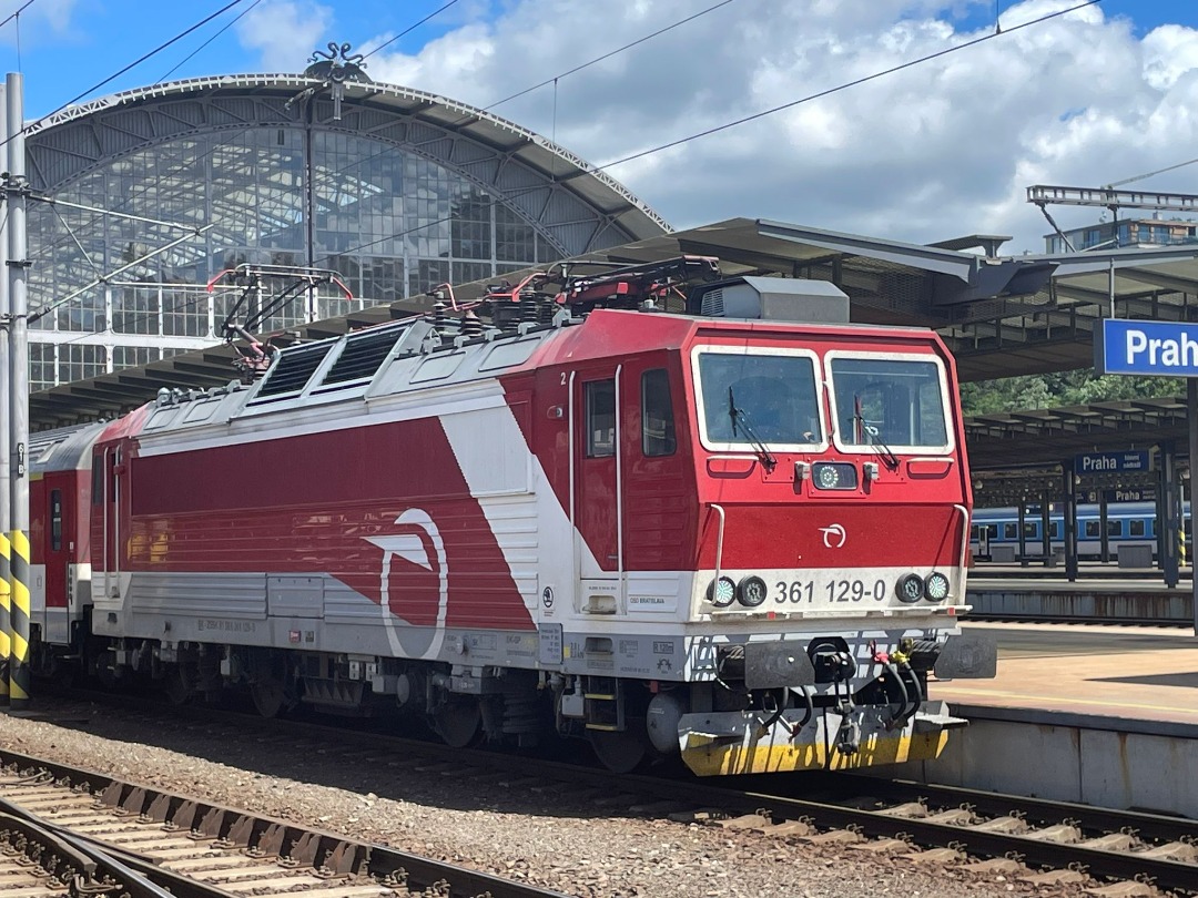 Davca ☑️ on Train Siding: Czechoslovakia locomotive 361 "eso" operated by zssk ( železniční společnost Slovensko) from Žilina to Praha
- Vršovice