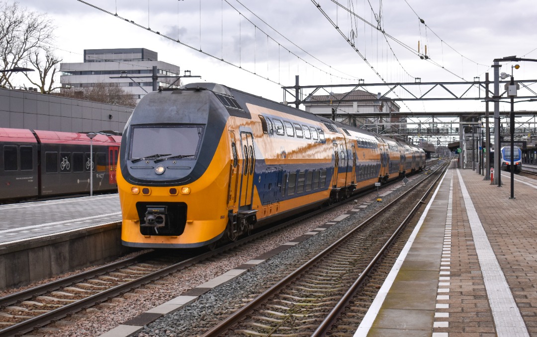 NL Rail on Train Siding: NS VIRMm 8666 vertrekt in station Dordrecht als intercity naar Den Haag HS, Haarlem en Amsterdam Centraal.