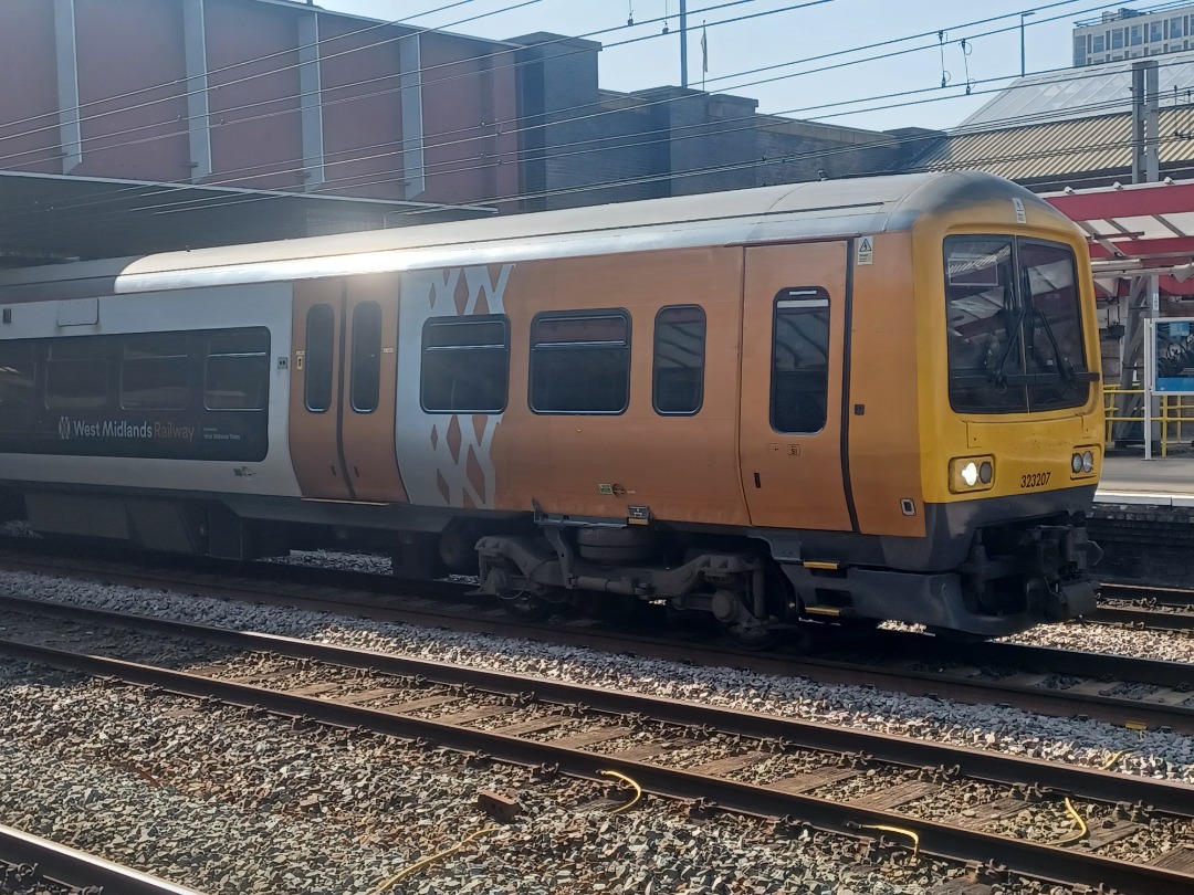 Trainnut on Train Siding: #photo #train #emu #station #westmidlandsrailway Saw the first two today and the other two a couple of weeks ago. I think they go
to...