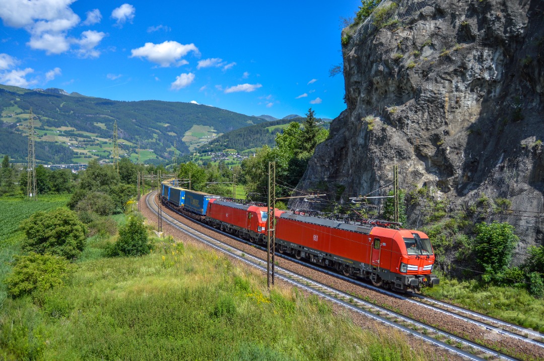 Adam L. on Train Siding: An duet of DB Cargo Vectrons running under the belt of Lokomotion and Rail Traction Company from Kunfstein 🇦🇹 to Verona 🇮🇹
are...