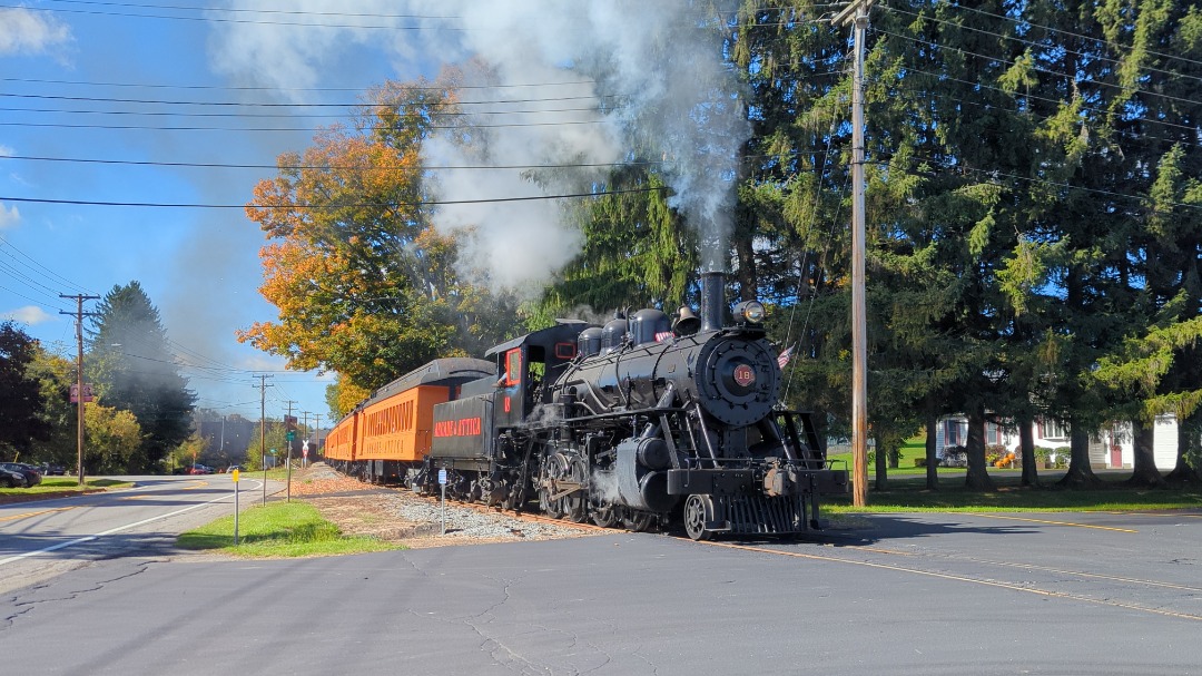 CaptnRetro on Train Siding: Passing in front of the local Fire Department, Arcade & Attica sounds off for the series of paved crossings ahead. #18 is an
Alco 2-8-O...