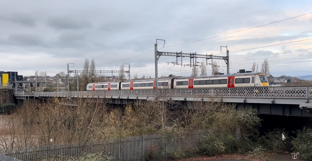 Iain Alba on Train Siding: A few pictures from Newport (Gwent) on 5 December 2023. I love the approach to Newport. You pass the old castle as you cross the
river....