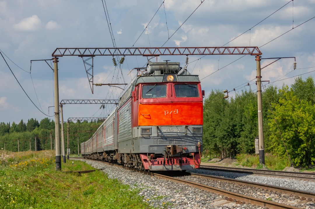 CHS200-011 on Train Siding: The electric locomotive ChS4T-382, which arrived from the Moscow Railway from the Vyazma depot to the Kirov depot of the Gorky
Railway,...