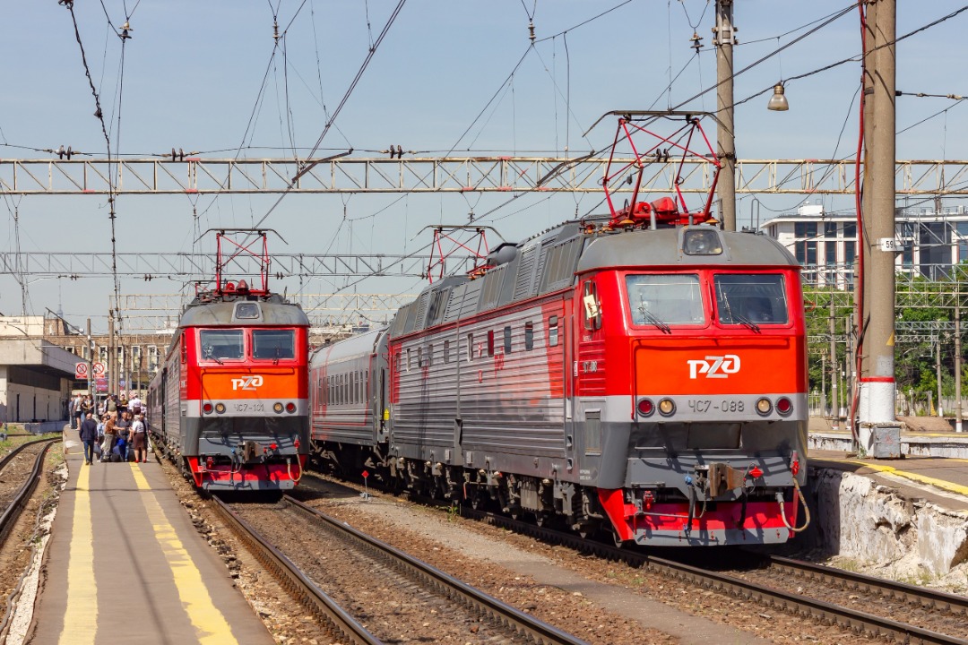 CHS200-011 on Train Siding: Electric locomotives ChS7-101 and ChS7-088 at the Moscow-Paveletskaya Passazhirskaya station with passenger trains No. 1 Moscow -
Volgograd...
