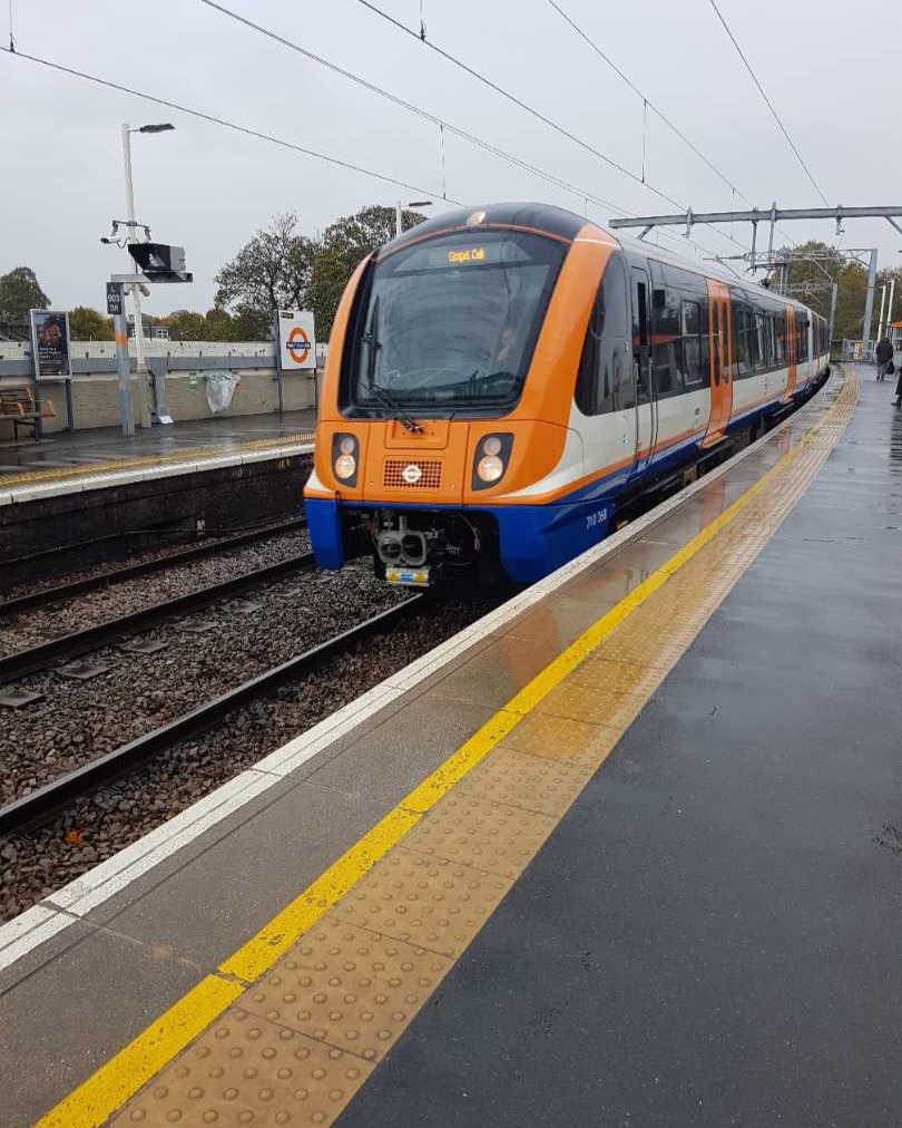 Raphael Nikolaus on Train Siding: #TfL #Crossrail #TfLRail #ElizabethLine vs. #London #Overground No. 1 - showcasing the (outer) similarities of both services,
which...