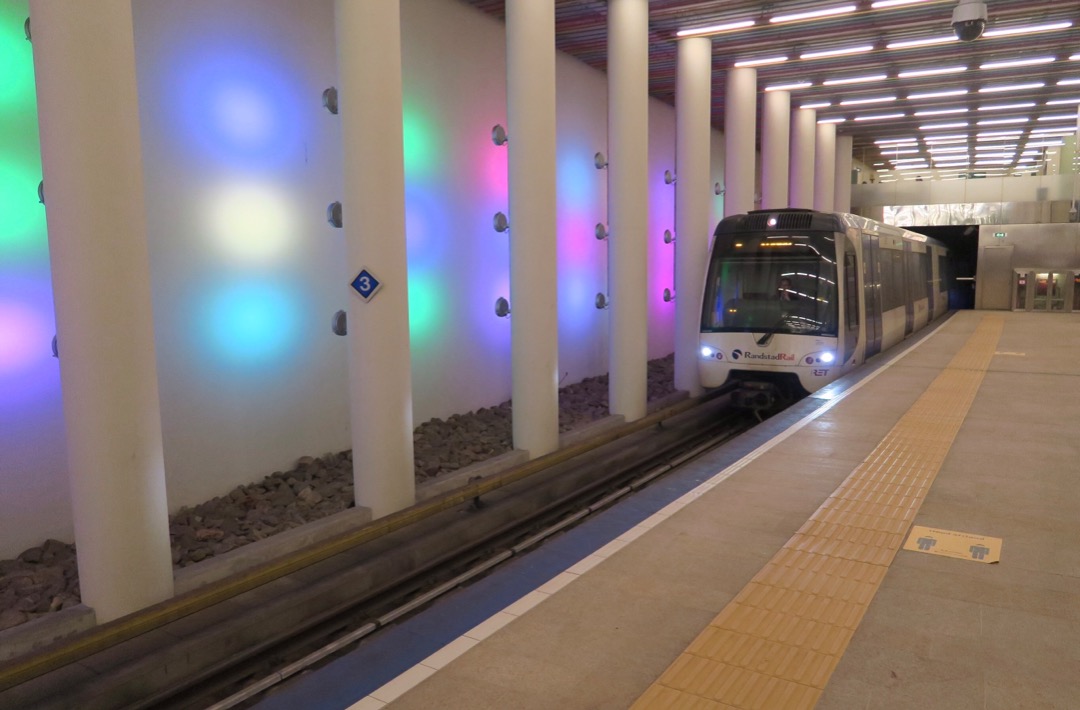 Arnout Uittenbroek on Train Siding: Randstadrail vertrekt uit Den Haag CS bovengronds en komt in Rotterdam CS ondergronds aan.