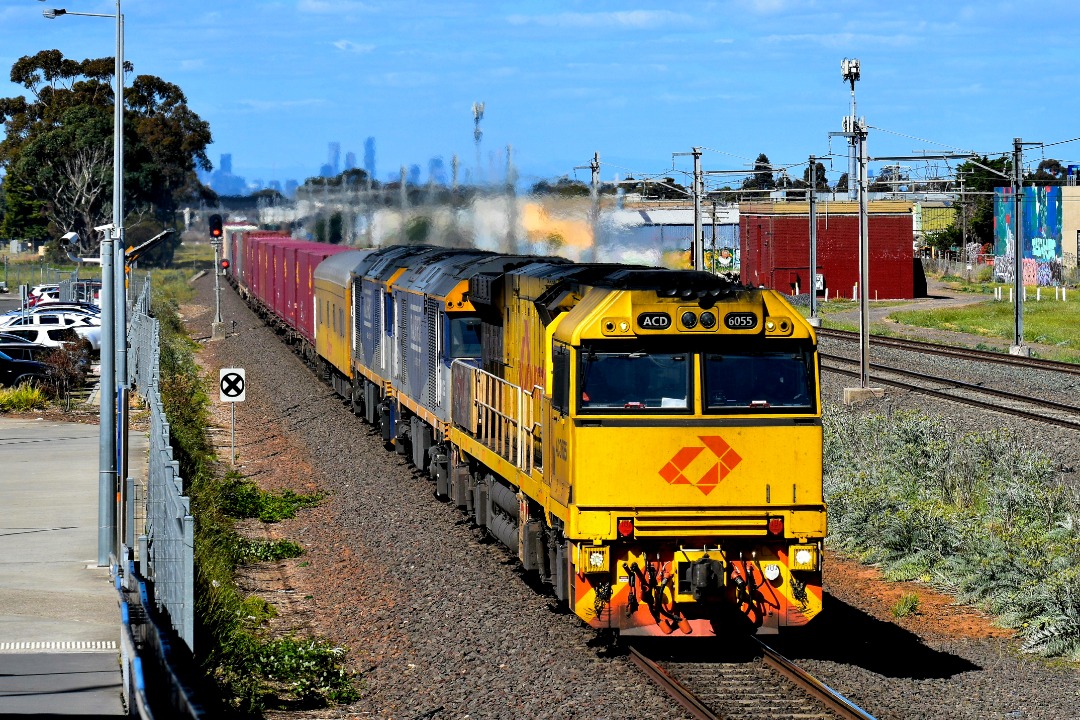 Shawn Stutsel on Train Siding: Aurizon's ACD6055 as well as Railfirst's GL105 and GL102 races through Williams Landing, Melbourne with 6MX1, Container
Service bound...