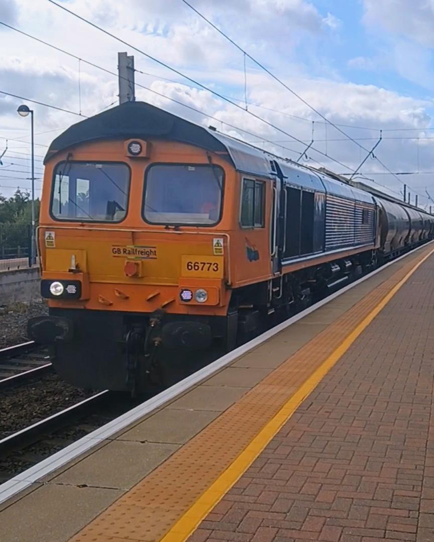 TrainGuy2008 🏴󠁧󠁢󠁷󠁬󠁳󠁿 on Train Siding: Today's been a great day in Warrington Bank Quay! Lots of freight and a good amount of tones..
my only issue...