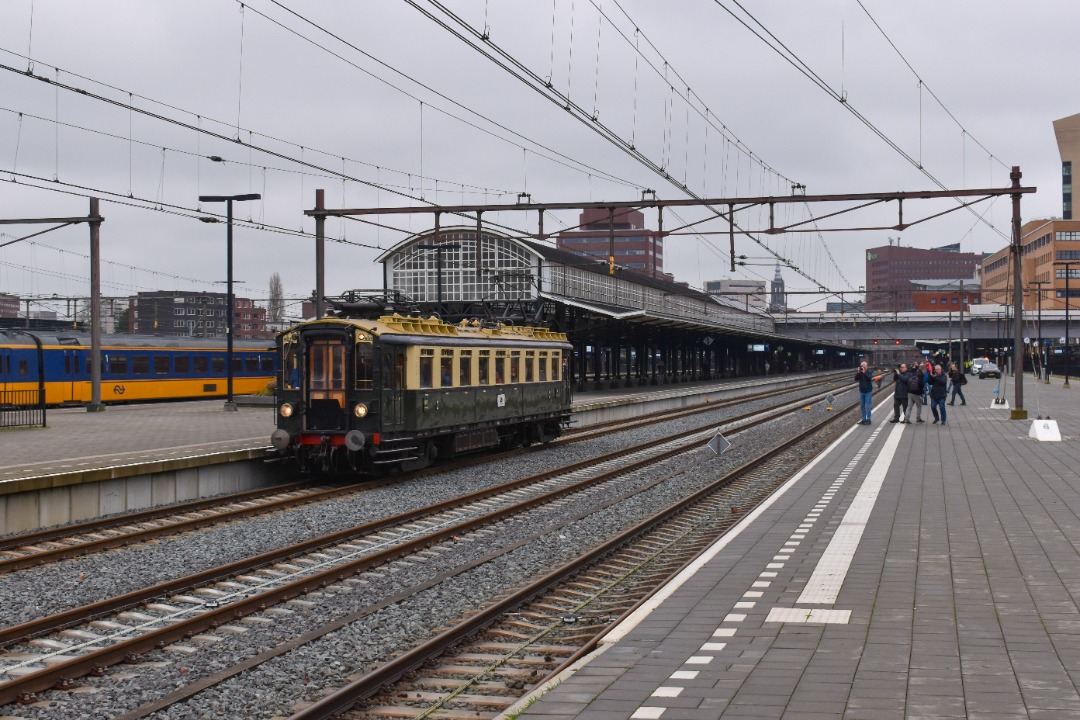 NL Rail on Train Siding: Crew 2454 C9002 (Jaap) vertrekt in station Amersfoort Centraal onderweg richting Den Dolder. Op 30 december deed de Jaap een ronde
rond...