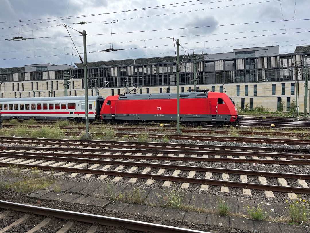 Joran on Train Siding: 2 verschillende Duitse Intercities met 2 verschillende uitziende locomotieven genomen in Hannover Hbf.