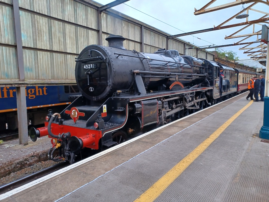 Trainnut on Train Siding: #photo #train #steam #diesel #electric Crewe today 90028 on postal, 73961 on a test train, 45231 Sherwood Forester on a railtour via
Chester.