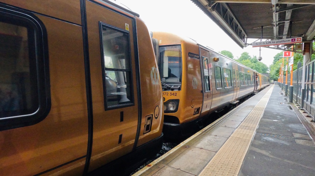 George on Train Siding: A few photos from yet another WMDT with @Theo555 today, rode some 390's, 68's and 158's among others and saw 37601
dragging 730220 through...