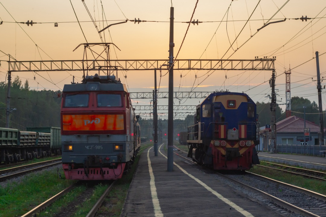 CHS200-011 on Train Siding: Sunset in the outback of the Leningrad region, the ChS2T-985 electric locomotive on which we arrived with a flaw detector car and
the...