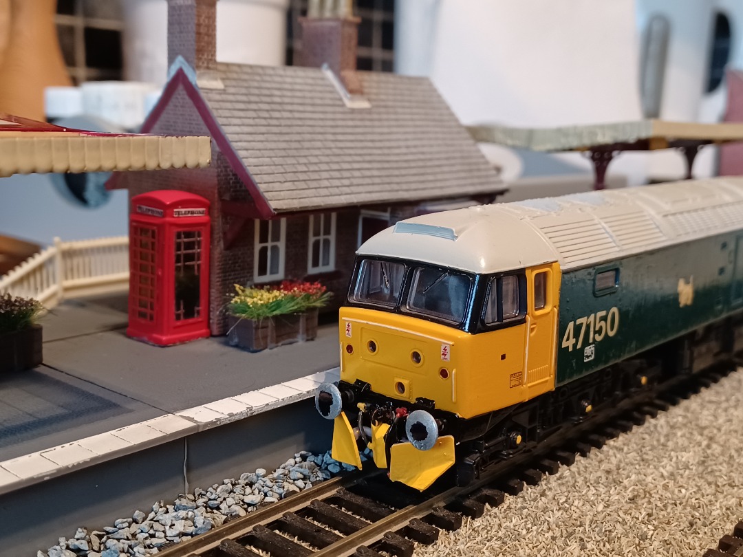 Trainnut on Train Siding: #modelrailway #00gauge #modeltrain #diesel My Class 47 is complete with painted snowploughs. Looks pretty good. Never used Tamiya
Acrylic...