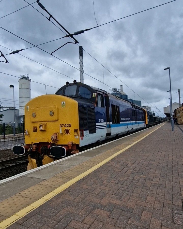 Nathaniel on Train Siding: Some of the trains I saw at Warrington BQ today. 66 734 in platinum jubilee livery, 325 005 in royal mail livery, 20 066 in BR
blue/yellow...