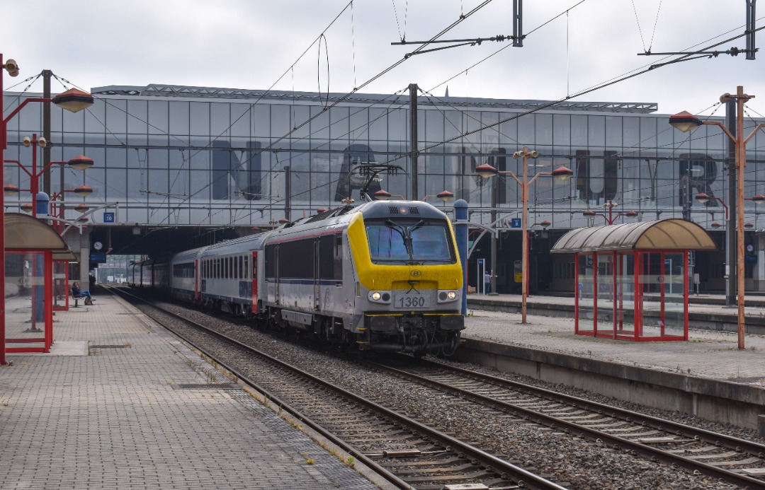 NL Rail on Train Siding: De grote letters op de kap verraden al waar de foto is gemaakt. De grote letters zijn gebruikt in het motief van deze foto.