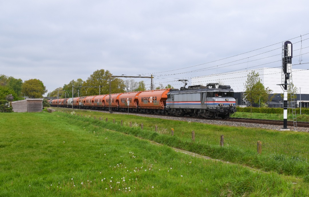 NL Rail on Train Siding: RFO 1828 komt met een graantrein langs de Nijkerkerweg in Barneveld onderweg naar Bad Bentheim.