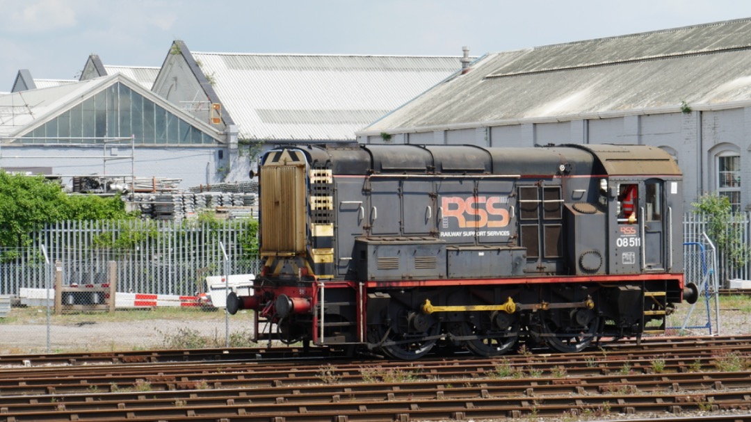 Dean Knight on Train Siding: Class 08 shunter 08511 seemed to be running up and down the Eastleigh yard light today, perhaps training? Nice to see these still
in use...