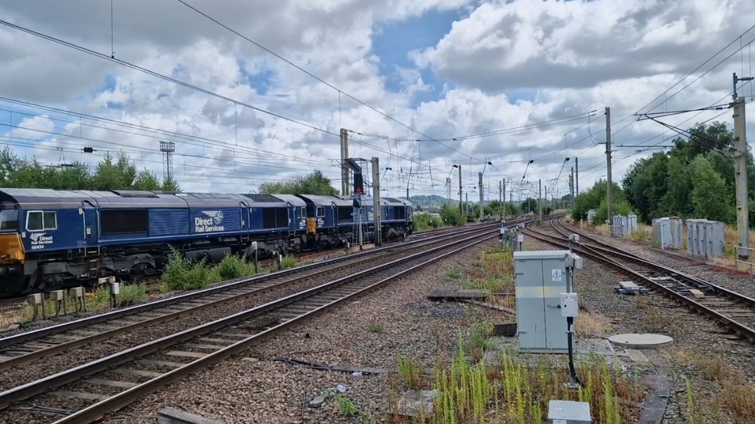 Nathaniel on Train Siding: Some of the trains I saw at Warrington BQ today. 66 734 in platinum jubilee livery, 325 005 in royal mail livery, 20 066 in BR
blue/yellow...