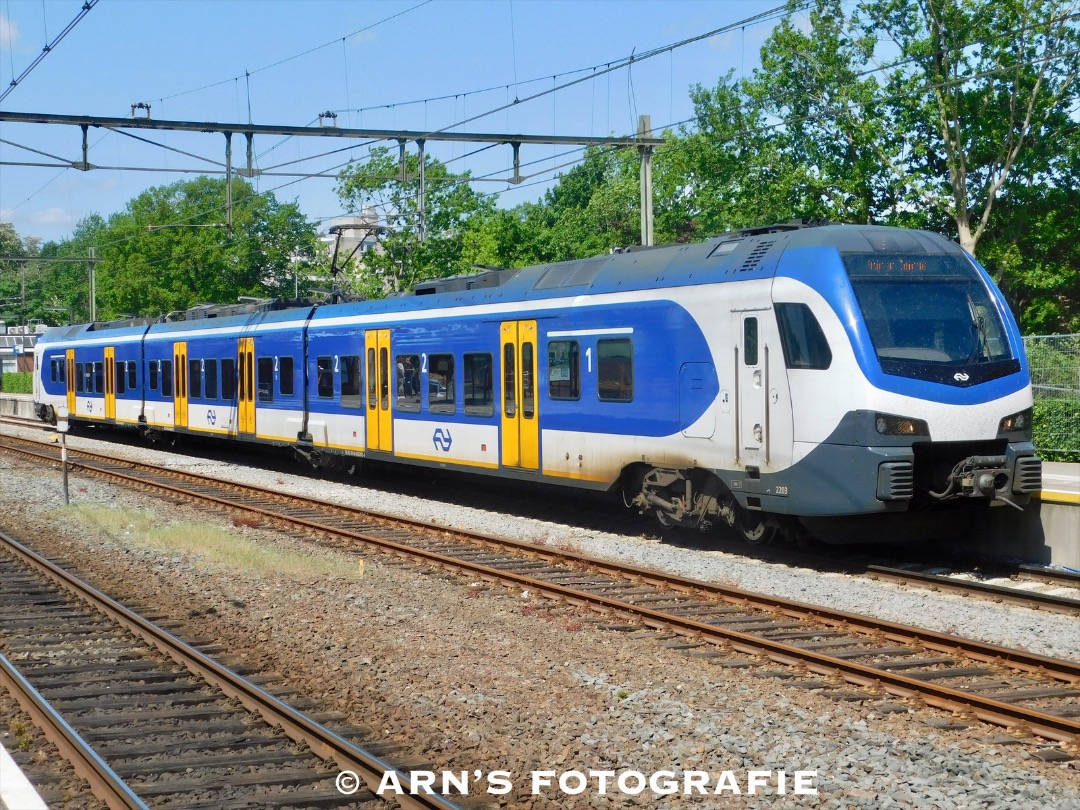 Arn Hagen on Train Siding: De NS Sprinter 2203 (Flirt) staat klaar op Ede-Wageningen als Sprinter 7537 naar Arnhem Centraal.