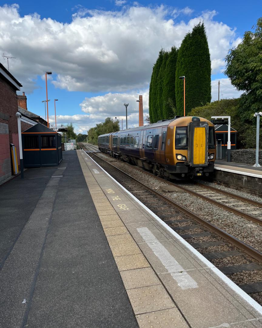 RodRail on Train Siding: #WMR #DMU class #172 at #Hartlebury, travelling from Dorridge and Birmingham towards Worcester Shrub Hill.