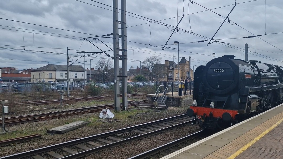 Nathaniel on Train Siding: 70000 'britannia' and 60007 'Sir Nigel Gresley' pulling 2 support coaches and at the rear class 37 D6851
'flopsie' passing Warrington BQ on...