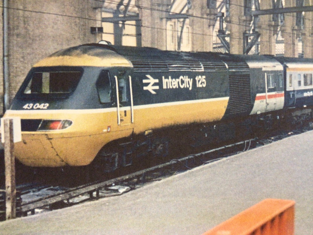 Alex Coomber on Train Siding: A Class 43 HST. No. 43042. No. 43042 sports a hybrid livery. The Intercity sector livery and the old blue/grey as it rests over at
London...