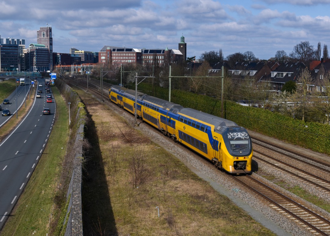 NL Rail on Train Siding: NS VIRM 9592 komt langs de Isabellalaan in 's-Hertogenbosch gereden als Intercity naar Maastricht.