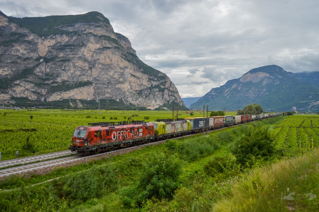 Adam L. on Train Siding: Two TXL Logistik Vectrons are seen taking charge of an intermodal train from Germany 🇩🇪 bound for Piacenza in Southern Italy
🇮🇹...