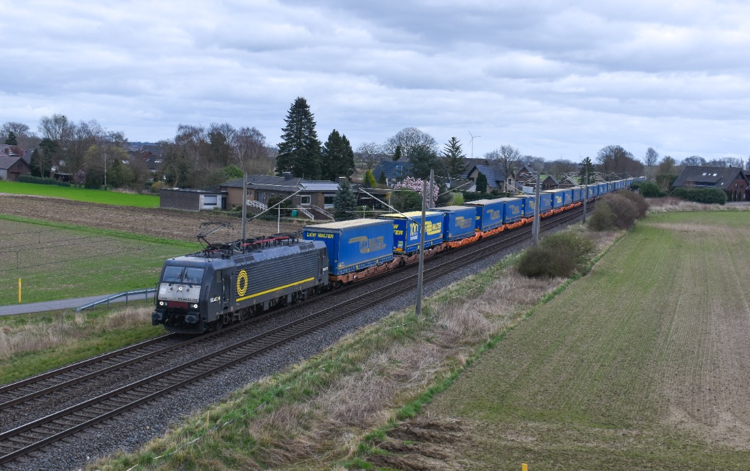 NL Rail on Train Siding: Ecco rail 189 285 komt met LKW Walter trailers langs de Baumannstraße in Emmerich onderweg naar Emmerich en Nederland.