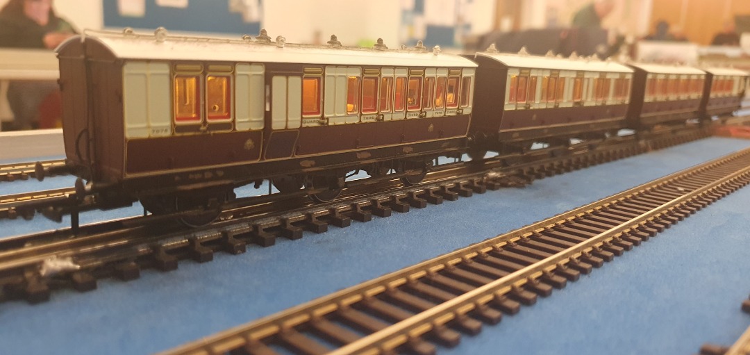 Timothy Shervington on Train Siding: @MistaMatthews here are some photos of my Hattons Genesis Coaches. I am tempted to buy more.