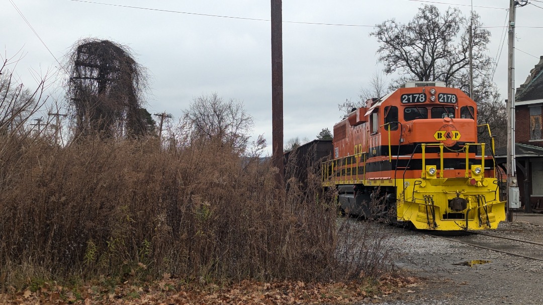 CaptnRetro on Train Siding: Took a trip down to Salamanca today for a model train exhibit! Here's some shots from the still-in-use depot, B&P waiting
to leave-