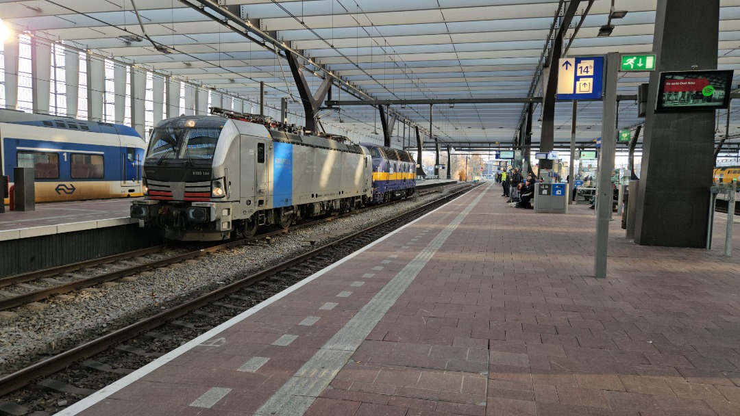 Quinten Vercouteren on Train Siding: Op 1 december kwam ik de railpool 6193 144 met de main trail 6703 op station Rotterdam Centraal tussen glibben