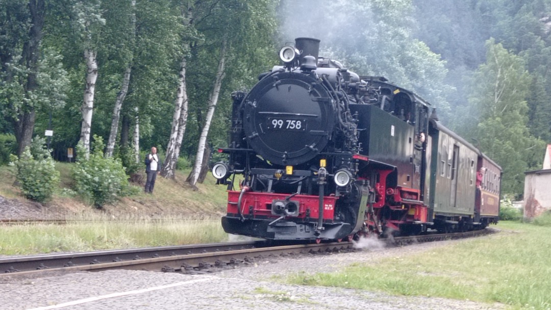 Vít Moudrý 🇨🇿 on Train Siding: Apologies for the low quality. Loco 99 758 arriving at Kurort Oybin station on the Zittau Narrow Gauge
Railway.