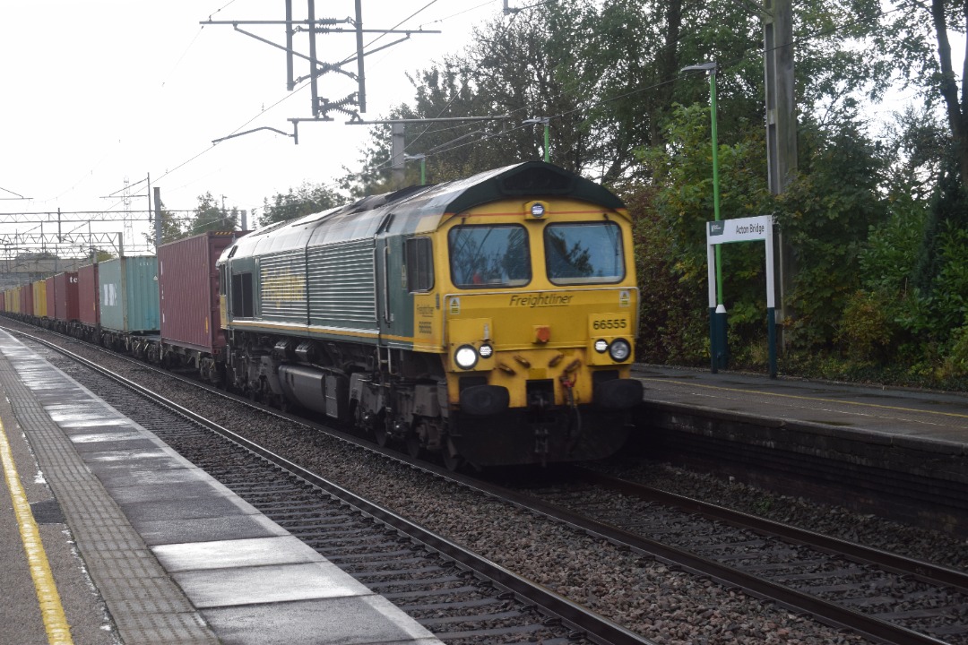 Hardley Distant on Train Siding: CURRENT: 66555 passes through Acton Bridge Station today with the 4M45 02:50 Felixstowe North Freightliner Terminal to
Garston...