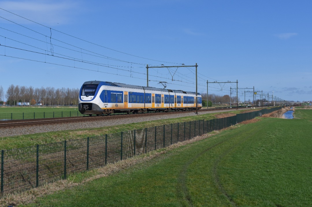 NL Rail on Train Siding: Door een tekort aan Intercity stellen rijden er op een aantal Intercitydiensten sprinter stellen. Op deze foto zien we een SLT
(sprinter) als...