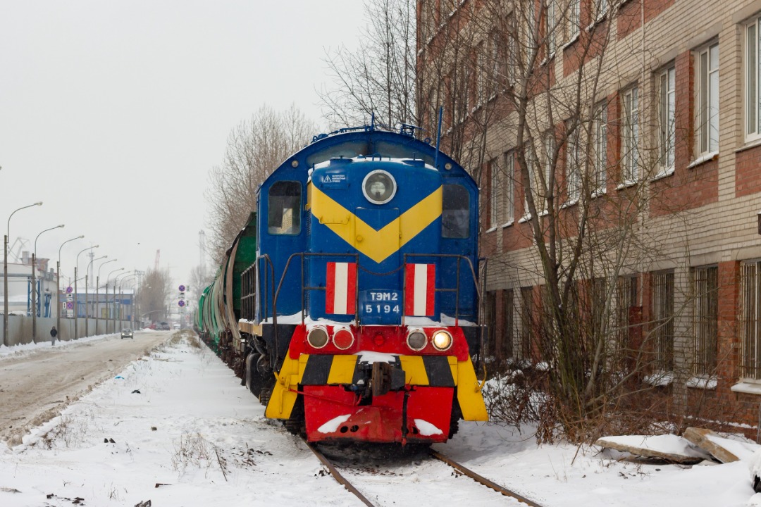 CHS200-011 on Train Siding: Diesel locomotive TEM2-5194 is awaiting permission to issue empty freight cars to Avtovo station from the access track