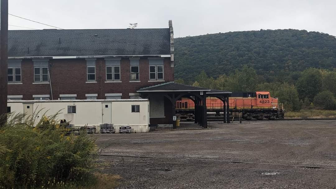 CaptnRetro on Train Siding: September of 2023 I was down to Salamanca, stopped by the depot. Two yard goats waiting on standby, a leading ex BNSF diesel on the
B&P...